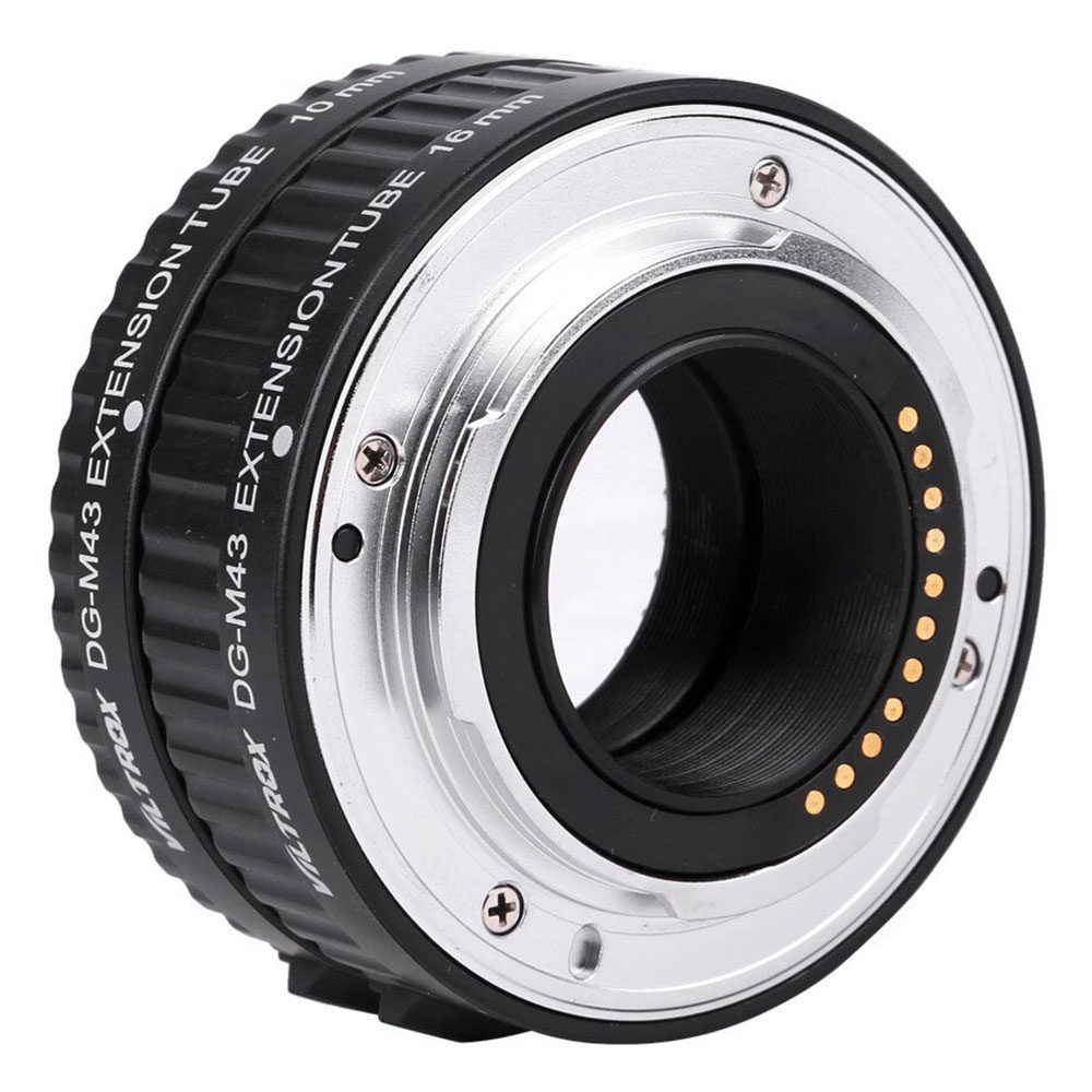 1560926206_707 Lähikuva Viltrox DG M43 (10mm/16mm) automaattisesta jatkoputkesta MFT Micro Four Thirds -kameroille, jossa korostuvat sen metallinen kiinnitys, elektroniset kontaktit ja kaiverretut mallitiedot.