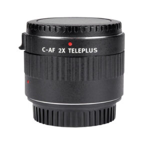 1561015204_342 Musta Viltrox Canon AF Teleconverter 2x, jossa on uurrettu kahva, punainen kohdistusmerkki ja objektiivin suojukset molemmissa päissä, merkintä "C-AF 2X TELEPLUS", eristetty valkoiselle taustalle.