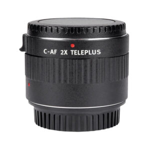 1561015204_342 Musta Viltrox Canon AF Teleconverter 2x, jossa on uurrettu kahva, punainen kohdistusmerkki ja objektiivin suojukset molemmissa päissä, merkintä "C-AF 2X TELEPLUS", eristetty valkoiselle taustalle.