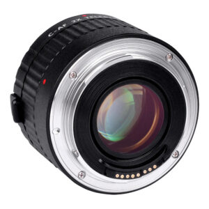 1561015206_324 Lähikuva Viltrox Canon AF Teleconverter 2x:stä korostaa sen metallista kiinnitysrengasta, lasielementtejä, elektronisia kontakteja ja kuvioitua mustaa runkoa.