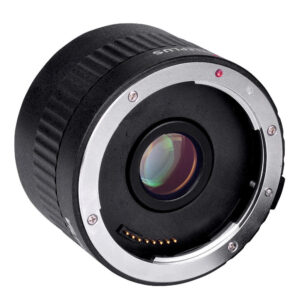 1561015207_421 Lähikuva Viltrox Canon AF Teleconverter 2x:stä, jossa näkyy sen metallinen kiinnitys, elektroniset koskettimet ja lasinen linssielementti vinossa valkoisella taustalla.