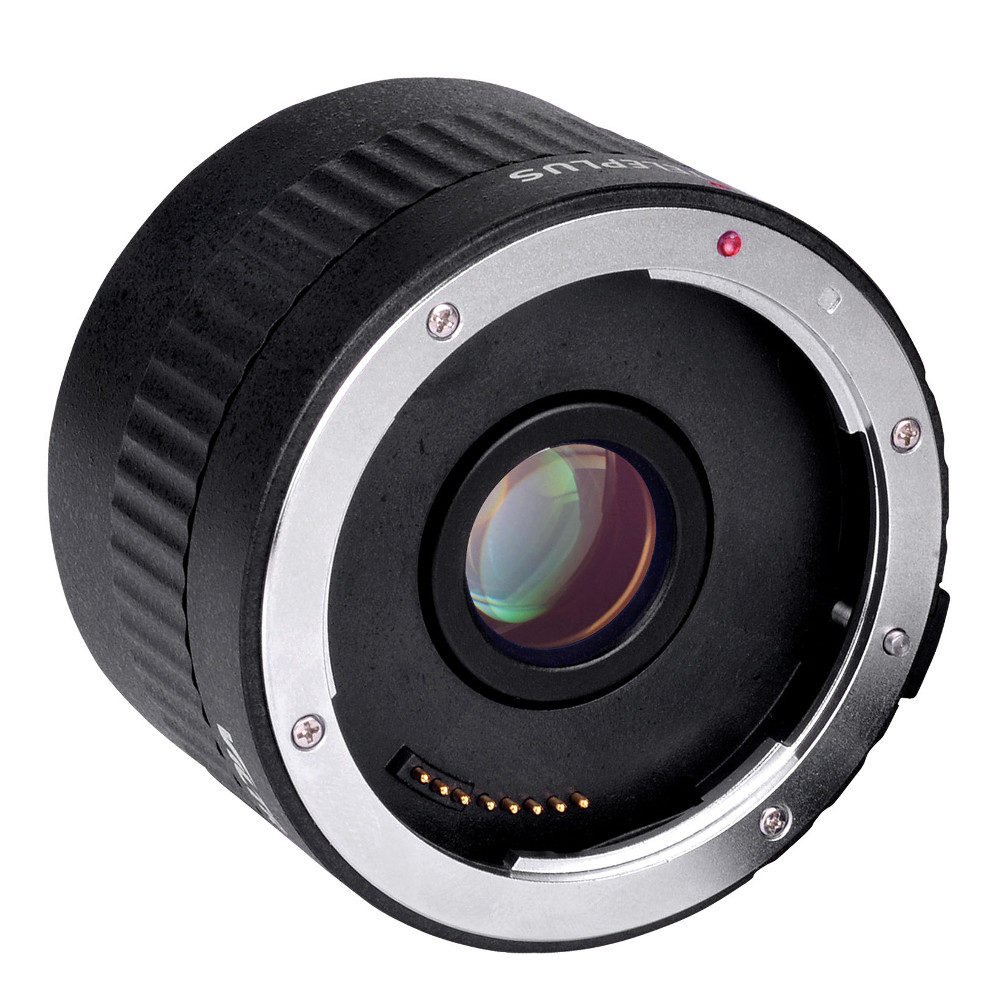 1561015207_421 Lähikuva Viltrox Canon AF Teleconverter 2x:stä, jossa näkyy sen metallinen kiinnitys, elektroniset koskettimet ja lasinen linssielementti vinossa valkoisella taustalla.
