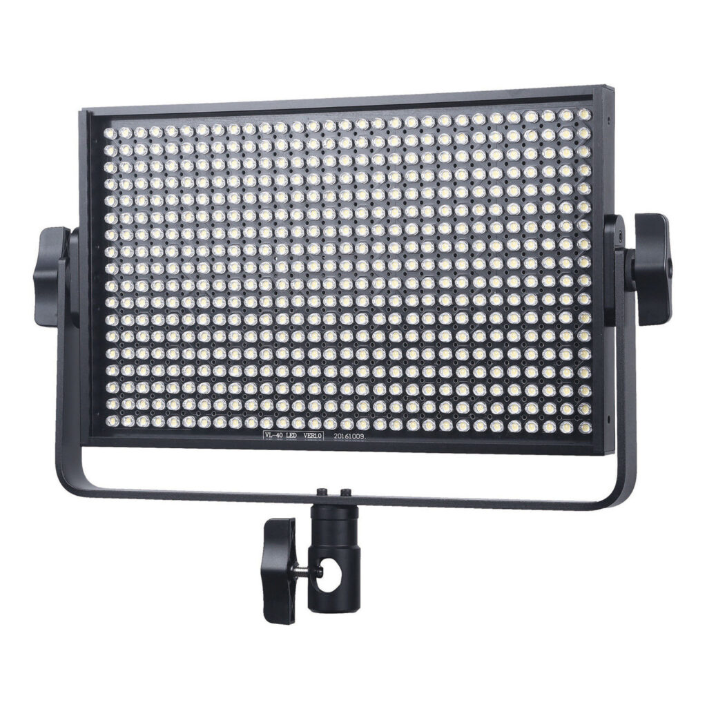 1561021784_260 Viltrox VL 40T LED-valaisin on suorakaiteen muotoinen paneeli, jossa on satoja LED-valoja ruudukossa ja joka on asennettu mustaan säädettävään kiinnikkeeseen, jonka pohjassa on kiristysnuppi.