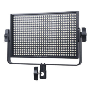 1561021784_260 Viltrox VL 40T LED-valaisin on suorakaiteen muotoinen paneeli, jossa on satoja LED-valoja ruudukossa ja joka on asennettu mustaan säädettävään kiinnikkeeseen, jonka pohjassa on kiristysnuppi.