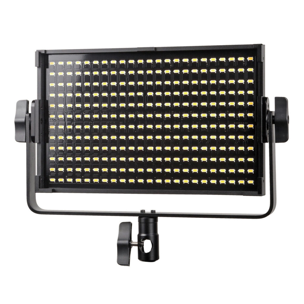 1561021807_317 Viltrox VL S50T LED-valaisin on suorakulmainen paneeli, jossa on useita pieniä keltaisia LED-valoja, jotka on järjestetty ruudukkoon. Se on asennettu säädettävään mustaan metallikehykseen, jossa on sivunupit helppoa kallistamista ja asentamista varten.