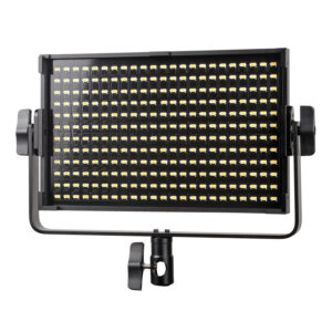 1561021807_317 Viltrox VL S50T LED-valaisin on suorakulmainen paneeli, jossa on useita pieniä keltaisia LED-valoja, jotka on järjestetty ruudukkoon. Se on asennettu säädettävään mustaan metallikehykseen, jossa on sivunupit helppoa kallistamista ja asentamista varten.
