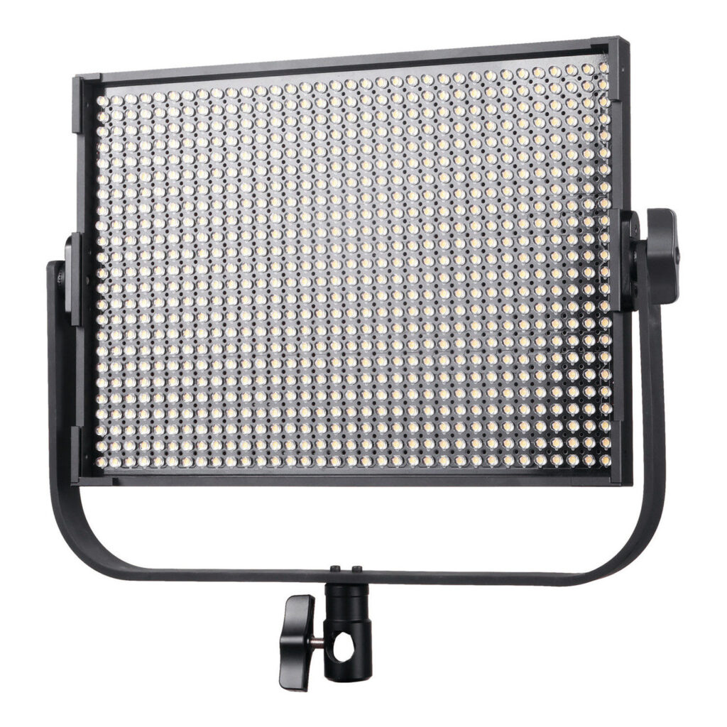 1561021817_467 Viltrox VL D60T LED-valaisin on suorakulmainen paneeli, jossa on lukuisia LED-valoja ja joka on asennettu säädettävään mustaan metallikehykseen, jonka pohjassa on kiristysnuppi.