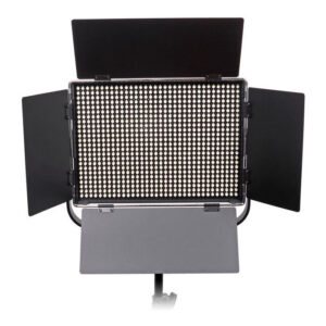1561032185_719 Viltrox VL D60T LED-valaisin, suorakulmainen studiovalaisin, jossa on neljä säädettävää mustaa lato-ovea jalustalla, on valaistu ja suunnattu eteenpäin valkoista taustaa vasten.