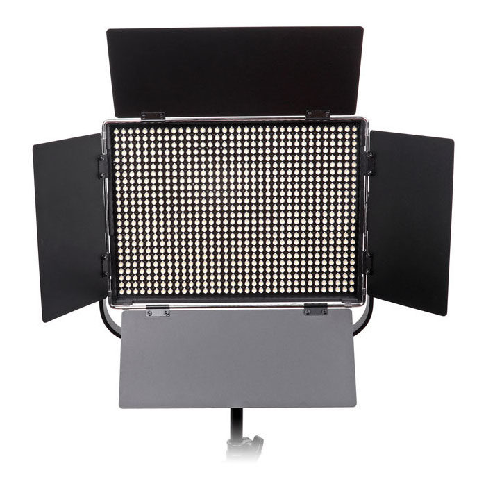 1561032185_719 Viltrox VL D60T LED-valaisin, suorakulmainen studiovalaisin, jossa on neljä säädettävää mustaa lato-ovea jalustalla, on valaistu ja suunnattu eteenpäin valkoista taustaa vasten.