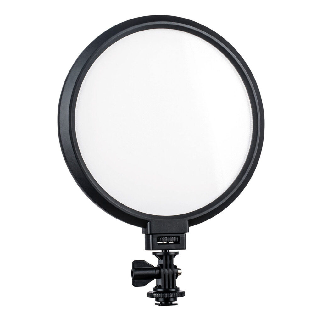 1561034425_855 Viltrox VL 300T Ring LED -valaisimessa on pyöreä muotoilu valkoisella diffuusorilla ja mustalla kehyksellä, ja se on asennettu säädettävään kiinnikkeeseen, joka on helppo kiinnittää kameroihin tai jalustoihin.