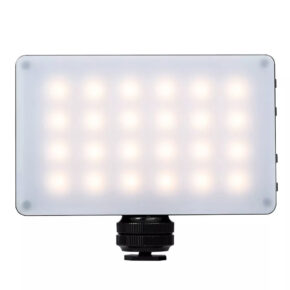 1562766642_925 Viltrox RB08 LED-valaisimessa on suorakulmainen paneeli, jossa on himmeä kansi ja joka on asennettu mustaan säädettävään jalustaan, ja siinä näkyy useita valaistuja LED-valoja, jotka on järjestetty ruudukkokuvioon.