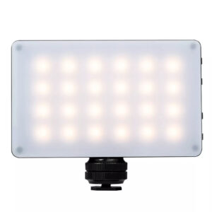 1562766642_925 Viltrox RB08 LED-valaisimessa on suorakulmainen paneeli, jossa on himmeä kansi ja joka on asennettu mustaan säädettävään jalustaan, ja siinä näkyy useita valaistuja LED-valoja, jotka on järjestetty ruudukkokuvioon.