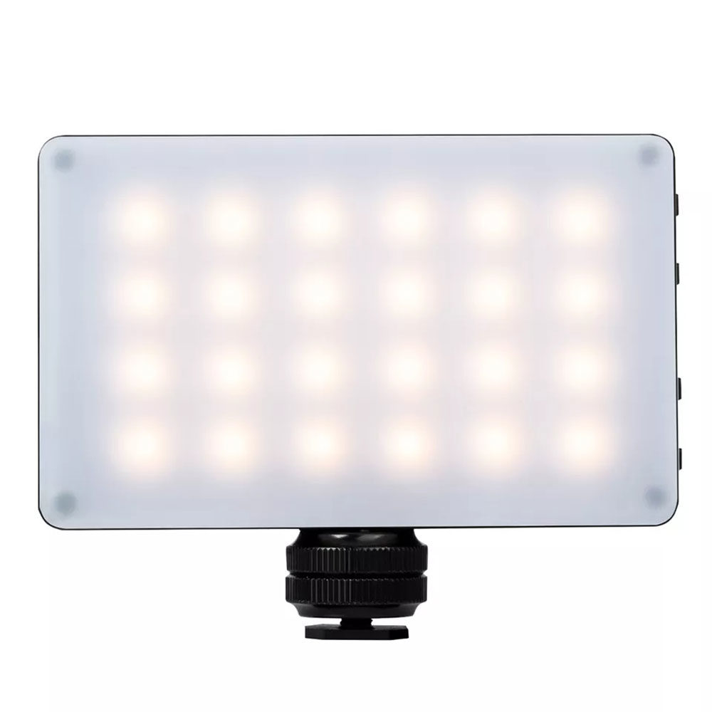 1562766642_925 Viltrox RB08 LED-valaisimessa on suorakulmainen paneeli, jossa on himmeä kansi ja joka on asennettu mustaan säädettävään jalustaan, ja siinä näkyy useita valaistuja LED-valoja, jotka on järjestetty ruudukkokuvioon.