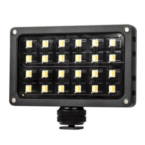 1562766647_136 Viltrox RB08 LED-valo on suorakulmainen videopaneeli, jossa on musta kehys ja useita pieniä LED-valoja riveissä, jotka on suunniteltu kiinnitettäväksi kameran hot shoe -sovittimeen.