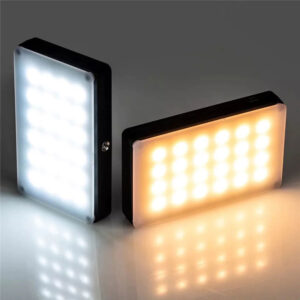 1562766649_240 Kaksi Viltrox RB08 LED-valopaneelia näytetään vierekkäin heijastavalla pinnalla harmaata taustaa vasten - toinen antaa kirkkaan valkoista valoa ja toinen lämpimän keltaista valoa.