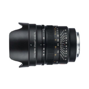 1563886210_625 Musta Viltrox MF 20mm f/1.8 -objektiivi Nikon Z:lle, jossa on vastavalosuoja ja yksityiskohtaiset valkoiset ja oranssit tarkennus- ja aukkomerkinnät tynnyrissä, merkintä FFII 20mm F1.8 ASPH.