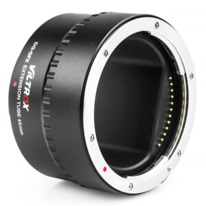 1563962405_309 Viltrox DG GFX (45mm) Automaattinen jatkoputki Fuji GFX:lle sisältää mustan sylinterimäisen rungon, jonka molemmissa päissä on hopeanväriset kontaktit ja kiinnikkeet, ja sen sivussa on tuotemerkki ja tekniset tiedot.