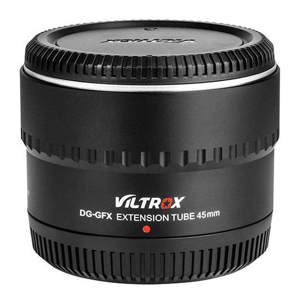 1563962407_778 Viltrox DG GFX (45mm) automaattinen jatkoputki Fuji GFX mustana seisoo pystyssä, molemmissa päissä on linssinsuojukset ja sivussa valkoinen tuotemerkki.