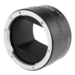 1563962410_286 Lähikuva Viltrox DG GFX (45mm) automaattisesta jatkoputkesta Fuji GFX:lle, jossa on musta ja hopeinen muotoilu, näkyvät elektroniset kontaktit ja kiinnityspisteet erilaisten objektiivien liittämiseksi Fuji GFX -kameran runkoon.