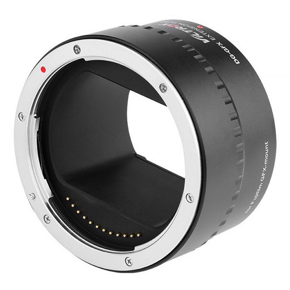 1563962410_286 Lähikuva Viltrox DG GFX (45mm) automaattisesta jatkoputkesta Fuji GFX:lle, jossa on musta ja hopeinen muotoilu, näkyvät elektroniset kontaktit ja kiinnityspisteet erilaisten objektiivien liittämiseksi Fuji GFX -kameran runkoon.