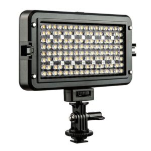 1570441196_263 Viltrox RB10 LED-valo on suorakulmainen paneeli, jossa on rivejä pieniä LED-valoja, jotka on kiinnitetty säädettävään kiinnikkeeseen, jossa on kiristin ja kiristysnuppi, ja joka on suunniteltu valokuvaukseen tai videokuvaukseen.