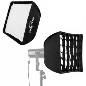 1578045185_525 Kaksi näkymää Godox Softbox + Grid 30x30cm -valaisimesta: toisessa näkyy etupuoli valkoisella diffuusiopaneelilla ja toisessa takapuoli, johon on kiinnitetty irrotettava ritilä, molemmat asennettuna studiovalaisimeen.