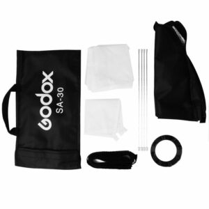 1578045190_013 Godox Softbox + Grid 30x30cm -pakkaus sisältää mustan kantolaukun, kaksi valkoista diffuusiokangasta, neljä kaapelisiteitä, taitetun mustan softboxin, hihnan ja pyöreän kiinnitysrenkaan, kaikki valkoisella pohjalla.