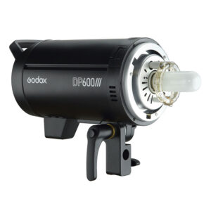 1582637384_756 Godox DP600III, musta studiostroboskooppivalaisin, jossa on näkyvä salamaputki, on asennettu kääntyvään kiinnikkeeseen ja näytetään valkoista taustaa vasten.