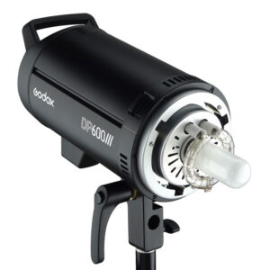 1582637385_589 Godox DP600III on jalustalle sijoitettu musta studiosalamavalaisin, jossa on näkyvä lamppu ja suojaava etukansi.