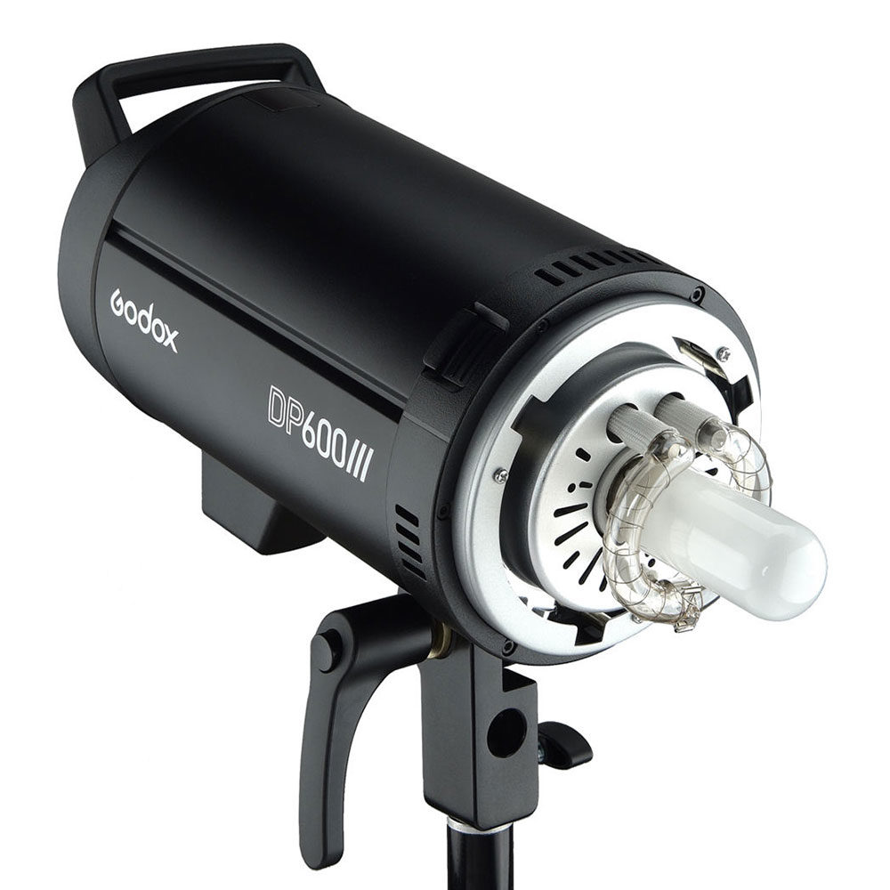 1582637385_589 Godox DP600III on jalustalle sijoitettu musta studiosalamavalaisin, jossa on näkyvä lamppu ja suojaava etukansi.