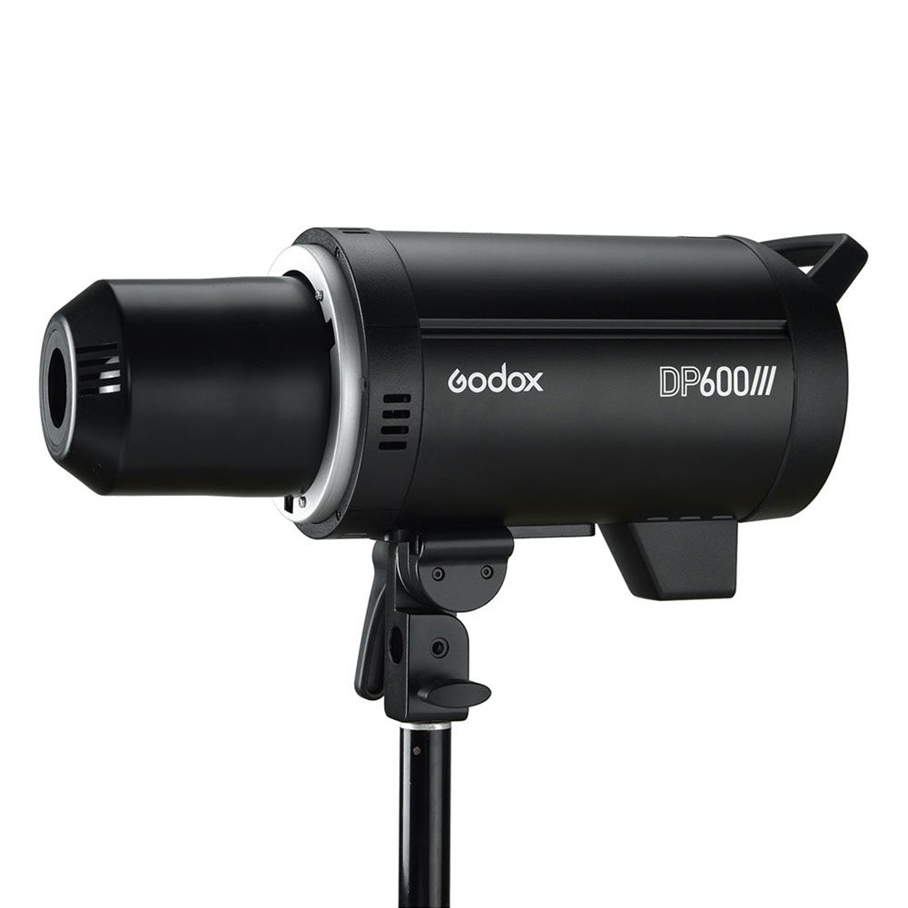 1582637388_517 Mustaksi viimeistelty Godox DP600III -studiostroboskooppivalaisin on asetettu jalustalle vasemmalle päin, ja sen kyljessä näkyy tuotemerkki ja mallin nimi.