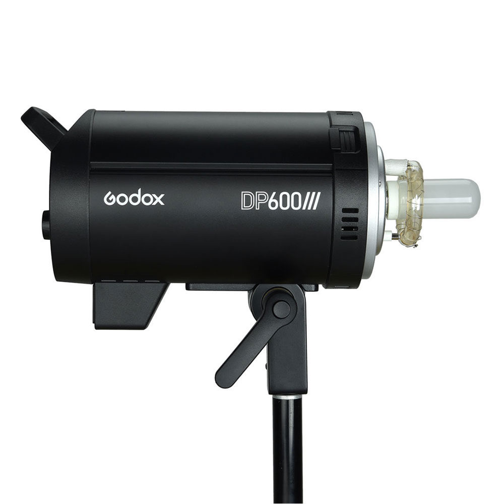 1582637389_163 Musta Godox DP600III -studiostrobovalo on asennettu valotelineeseen, ja se näkyy sivulta valkoista taustaa vasten. Laitteessa on näkyvä lamppu ja sen rungossa on sen tuotemerkin etiketti.