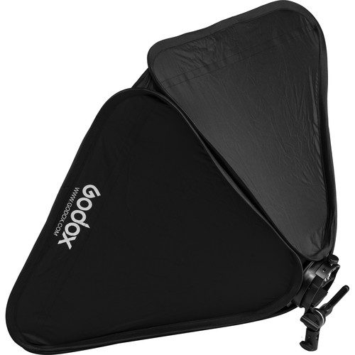 1585735475_922 Godox S2 -tyyppinen Bracket Bowens + Softbox 80x80cm, musta kolmionmuotoinen softbox, jossa on heijastava sisäpuoli, on kuvassa osittain avattuna ja kiinnitettynä kiinnikkeeseen. Godoxin logo näkyy kankaassa.