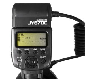 1586261344_762 Lähikuva Viltrox JY 670C Canon Ringflash -valaisimesta, jossa näkyy sen digitaalinen näyttö ja ohjauspainikkeet sekä oikealta puolelta ulos ulottuva kierrejohto.