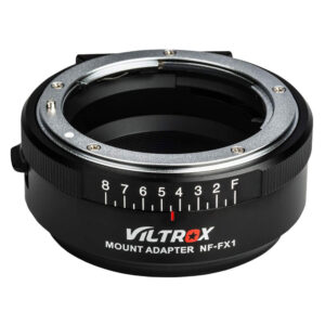 1591187193_576 Lähikuva Viltrox Nikon F - FX1 -objektiiviasennussovittimesta, jossa näkyy hopeanvärinen ja musta rengas, jossa on aukkomerkinnät (F, 8, 7, 6, 5, 4, 3, 2) sekä etupuolelle painettu Viltroxin logo ja mallinimi.