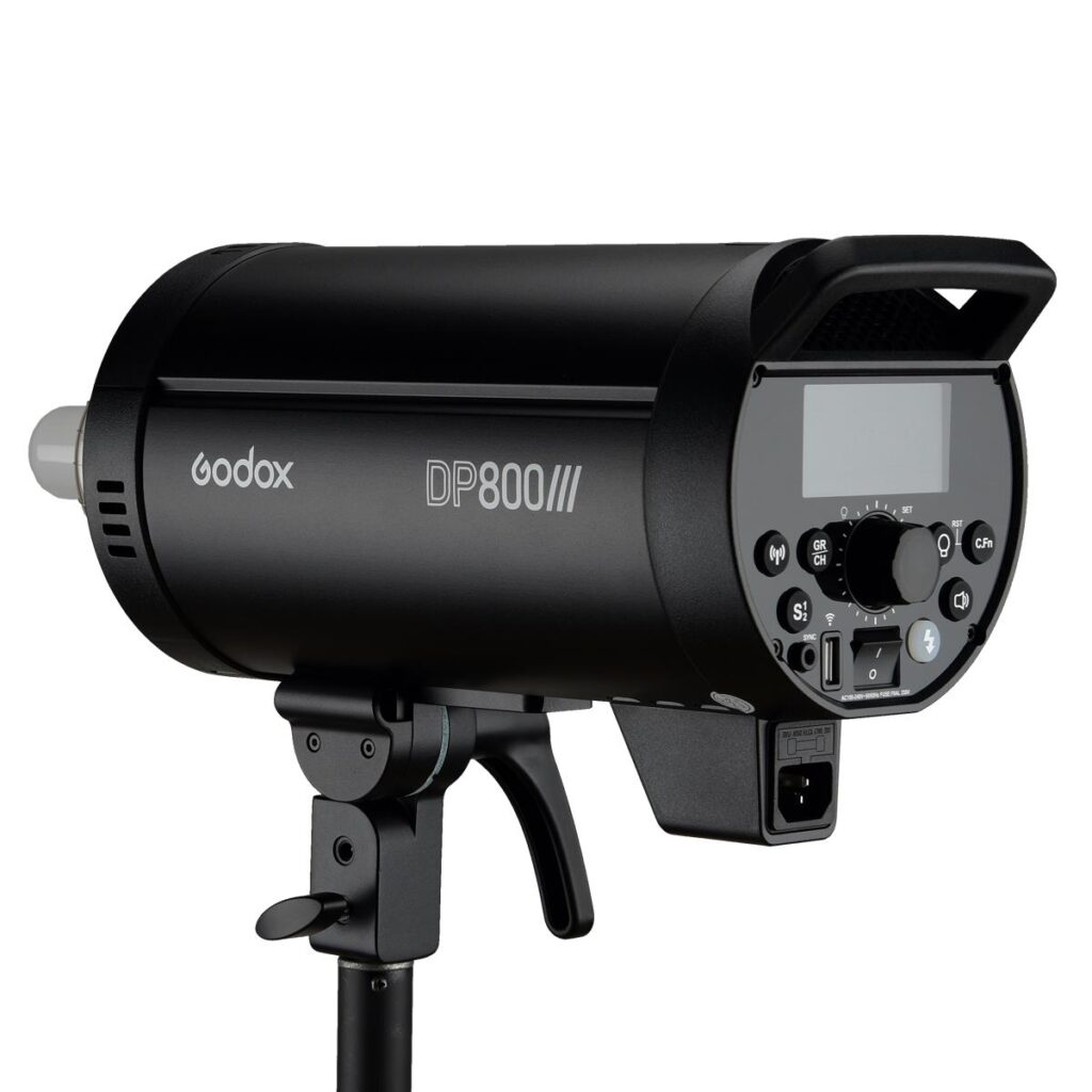 1594299269_024 Mustan värinen Godox DP800III -studiostroboskooppivalaisin on asennettu jalustalle, ja sen takaosan ohjauspaneelissa on painikkeet ja digitaalinen näyttö.