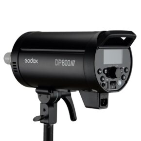 1594299269_024 Mustan värinen Godox DP800III -studiostroboskooppivalaisin on asennettu jalustalle, ja sen takaosan ohjauspaneelissa on painikkeet ja digitaalinen näyttö.
