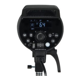 1594299270_156 Lähikuva Godox DP800III -studiostrobotin takapaneelista, jossa on digitaalinäyttö "64", useita painikkeita, valitsimia ja portteja asetusten säätöä varten, kaikki asennettuna jalustalle.