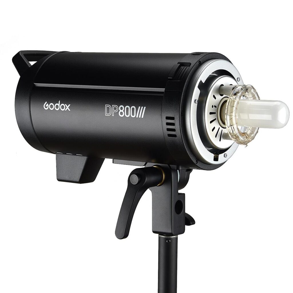 1594299271_604 Musta Godox DP800III -studiostroboskooppivalaisin, jossa on näkyvä kirkas lamppu, asennettu jalustalle ja kuvattu valkoista taustaa vasten.