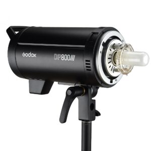 1594299271_604 Musta Godox DP800III -studiostroboskooppivalaisin, jossa on näkyvä kirkas lamppu, asennettu jalustalle ja kuvattu valkoista taustaa vasten.