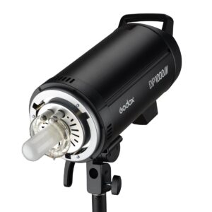 1594299372_040 Godox DP1000III musta studiostrobovalo, jossa on näkyvä salamaputki ja mallinnuslamppu, on asennettu valotelineeseen valkoista taustaa vasten.