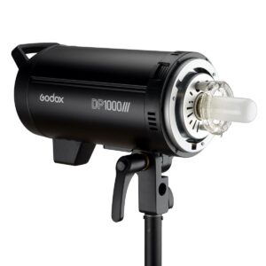1594299372_423 Musta Godox DP1000III -studiostroboskooppivalaisin on asennettu jalustalle, ja sen sylinterimäinen runko, avoin lamppu ja säädettävä kiinnike näkyvät valkoista taustaa vasten.