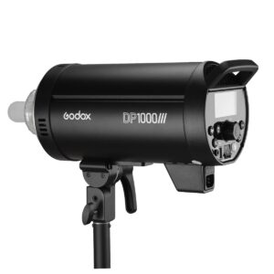 1594299372_788 Musta Godox DP1000III -studiostroboskooppivalaisin on asennettu valotelineeseen, ja sen ohjauspaneeli, virtapainikkeet ja takanäyttö ovat näkyvissä.
