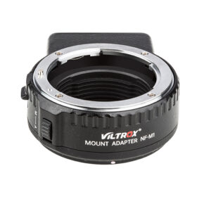 1596459162_426 Viltrox Nikon F - M1 -objektiivin kiinnityssovitin näkyy valkoisella pohjalla, ja sen metallirengas, musta runko ja näkyvä lukitusmekanismi ovat näkyvissä.