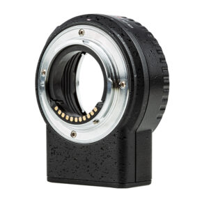 1596459162_917 Lähikuva Viltrox Nikon F - M1 -objektiiviasennussovittimesta, jossa on musta kuvioitu runko ja metallirengas, pystyssä valkoisella pohjalla.