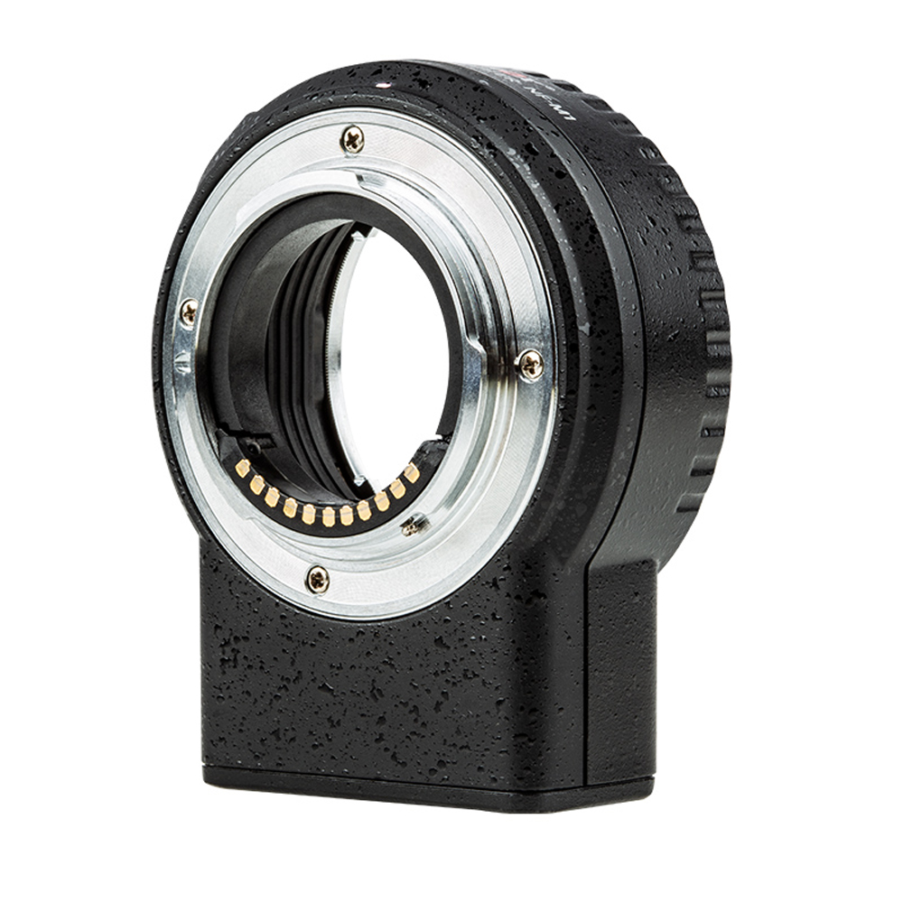 1596459162_917 Lähikuva Viltrox Nikon F - M1 -objektiiviasennussovittimesta, jossa on musta kuvioitu runko ja metallirengas, pystyssä valkoisella pohjalla.