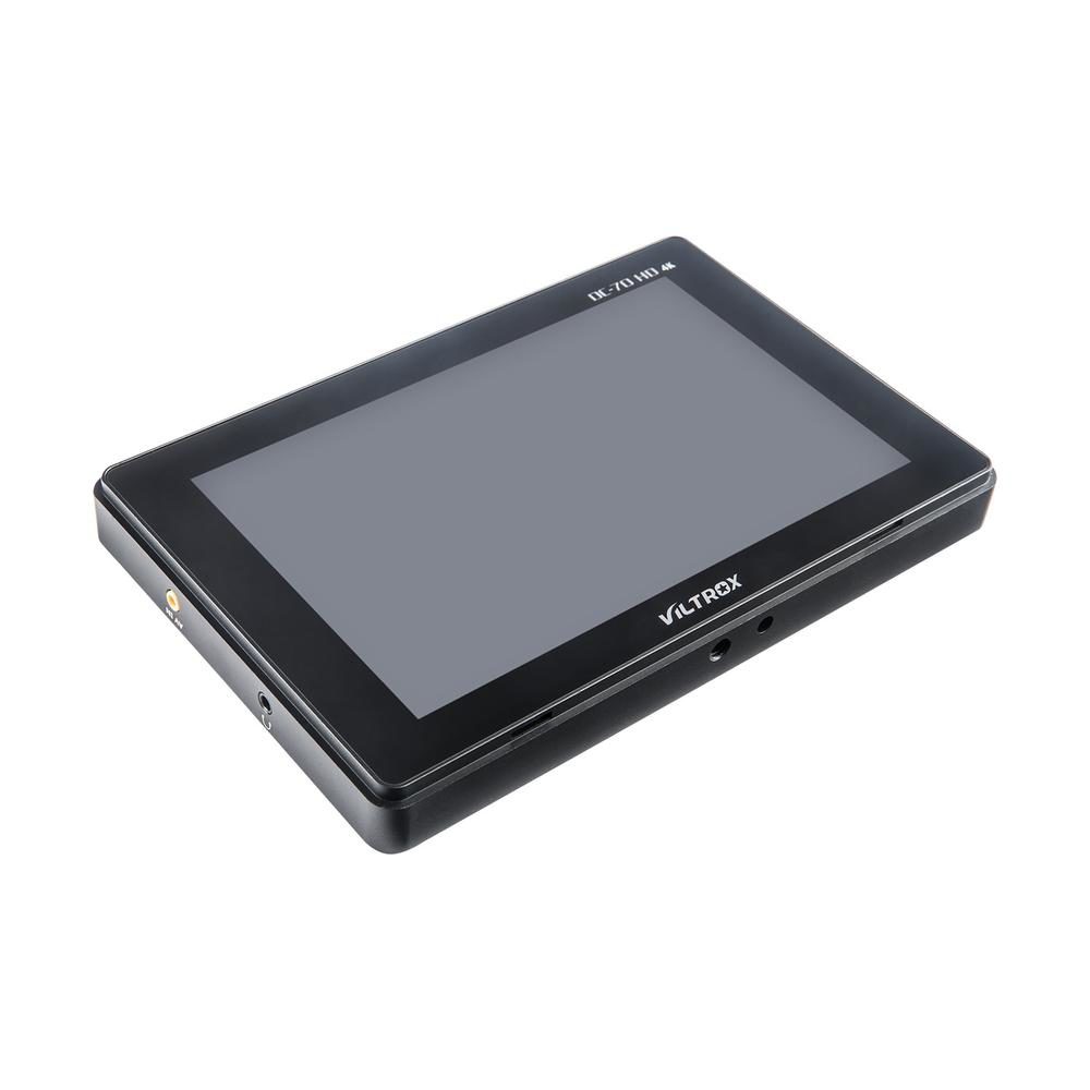 1598625292_933 Musta Viltrox DC 70 HD LCD 7" -monitori, jossa on suorakaiteen muotoinen näyttö, näkyy vinossa valkoista taustaa vasten.