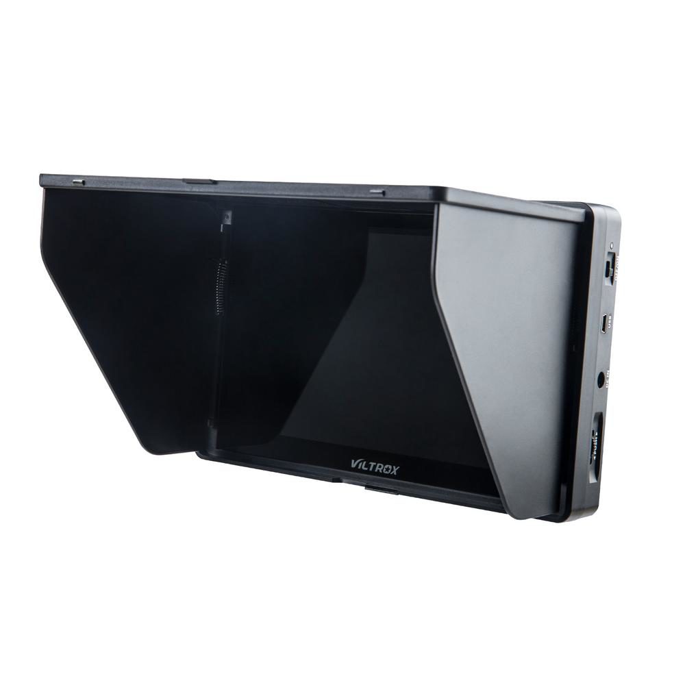 1598625294_706 Mustassa 7" Viltrox DC 70 HD LCD-monitorissa on kiinnitetty aurinkokupu, sivuportit ja Viltroxin logo näytön alapuolella edessä.