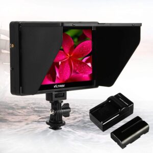 1598625295_971 Viltrox DC 70 HD LCD 7" -monitori, jossa on kokoontaitettava aurinkokupu, näyttää lähikuvan vaaleanpunaisesta kukasta. Monitorin vieressä on akku ja laturi, kaikki vaaleaa taustaa vasten.