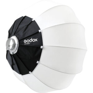 1599470175_104 Godox CS85D Lantern Softbox 85cm -valaisimessa on hopeinen kiinnitysrengas, musta takapaneeli ja valkoiset kaarevat diffuusiopaneelit, jotka ovat ihanteellisia studiokuvauksen valaistukseen.